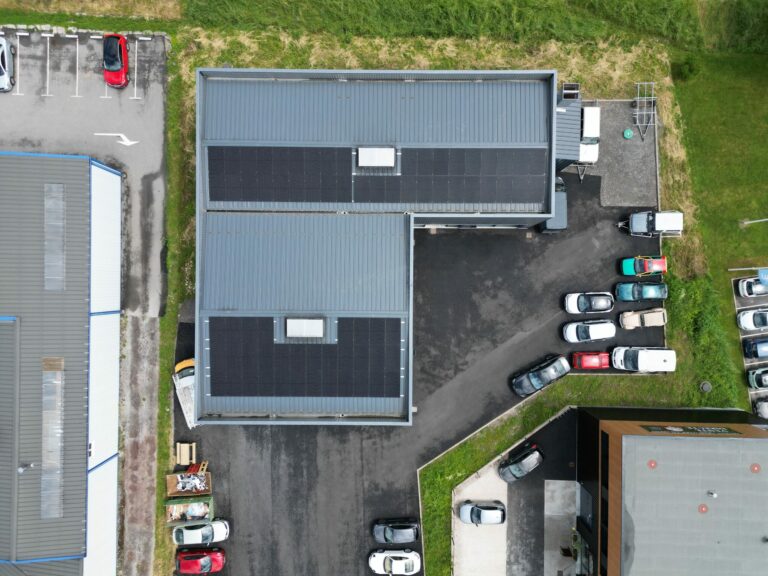 pose de panneaux solaires photovoltaïques sur entreprise de carrosserie